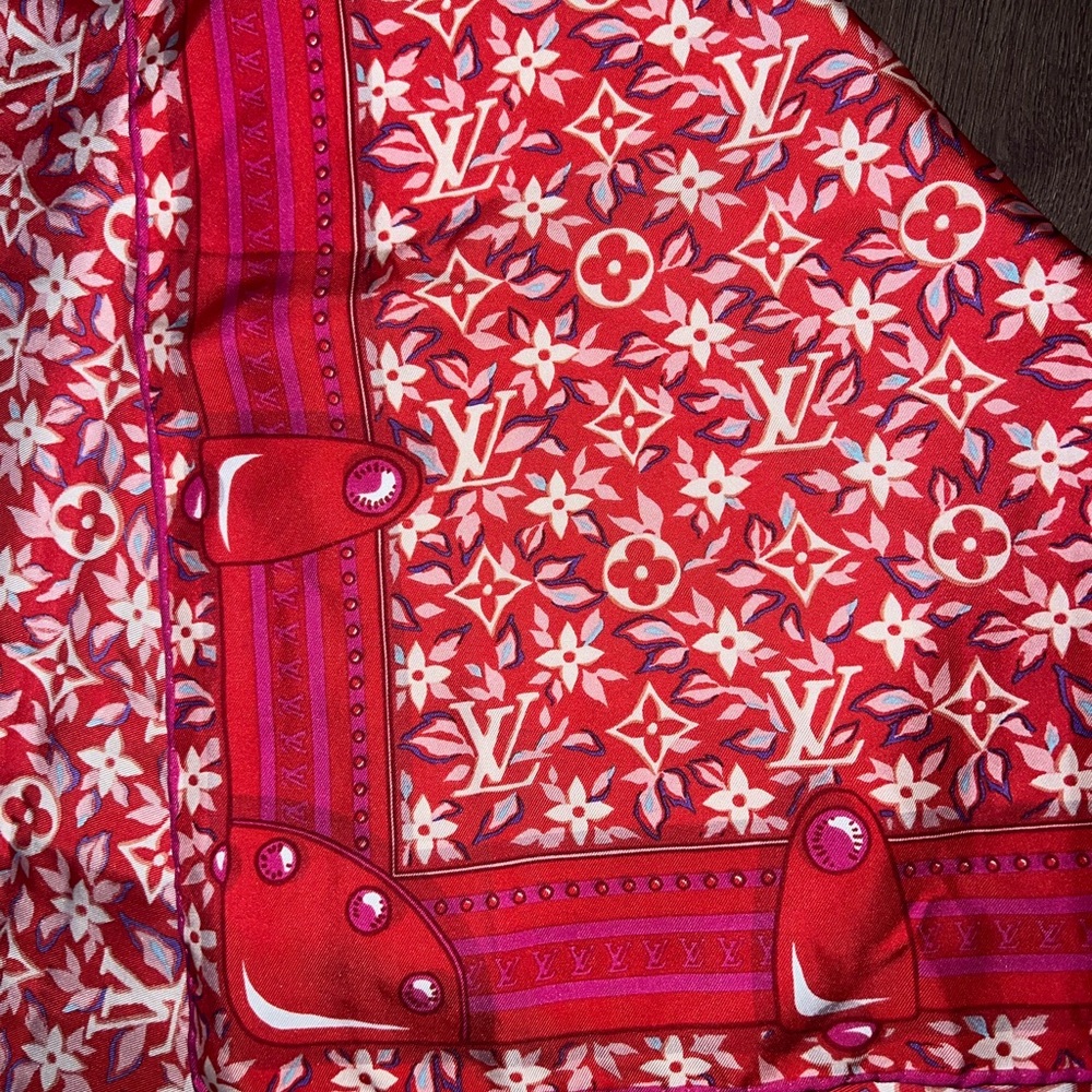 Louis Vuitton beautiful silk scarf - Picture 4 of 5